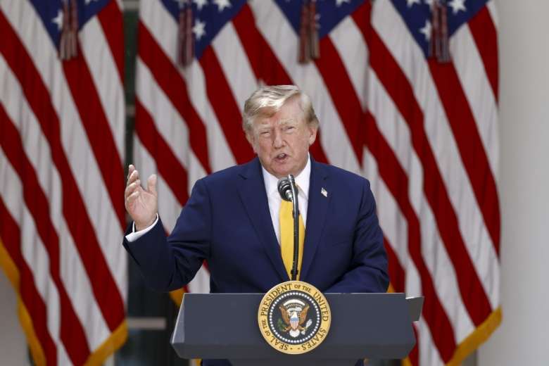 «Разносят на кусочки»: Трамп показал «уничтожение» иранского острова
