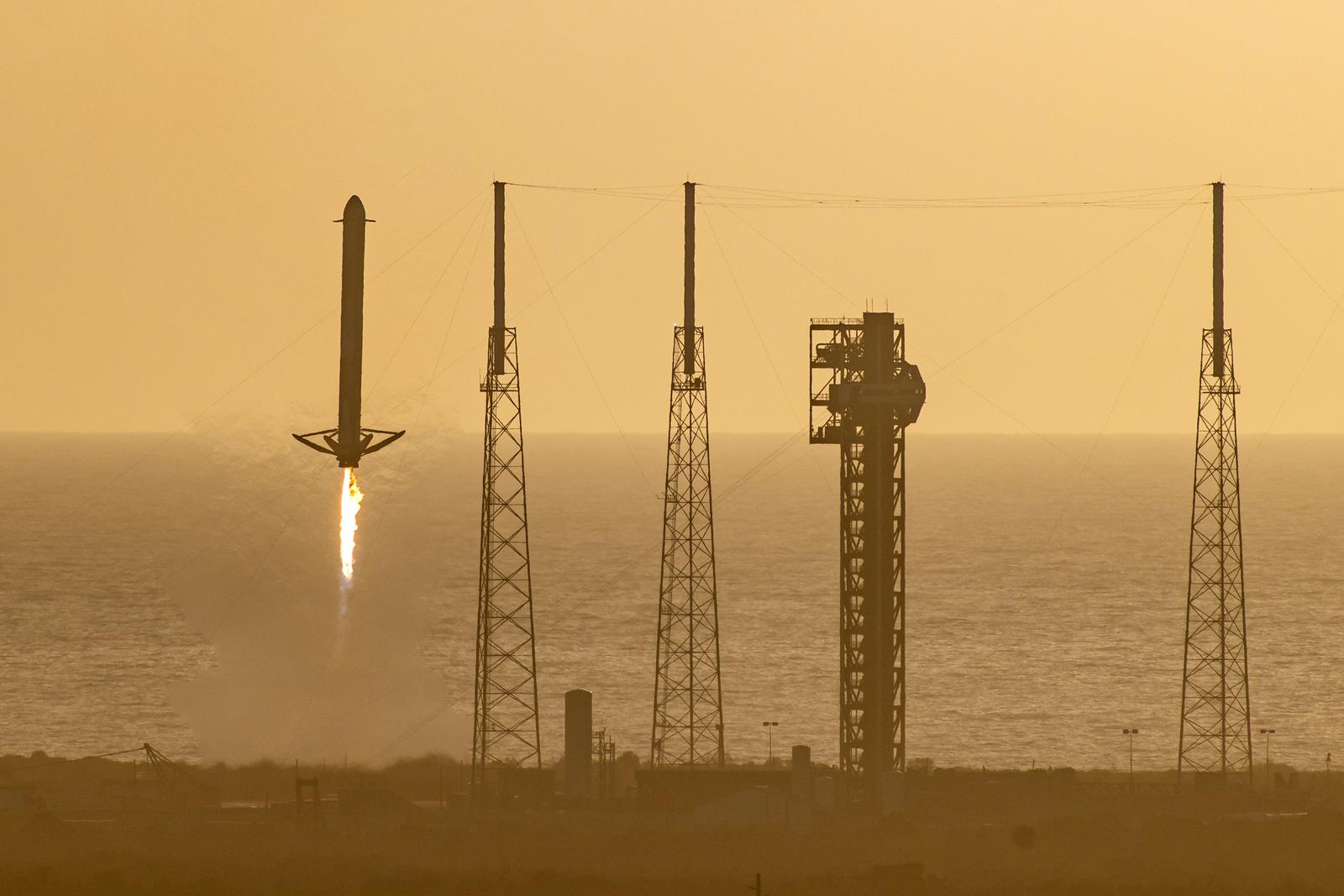 Ускорители Falcon Heavy после запуска телескопа NASA вернулись на Землю