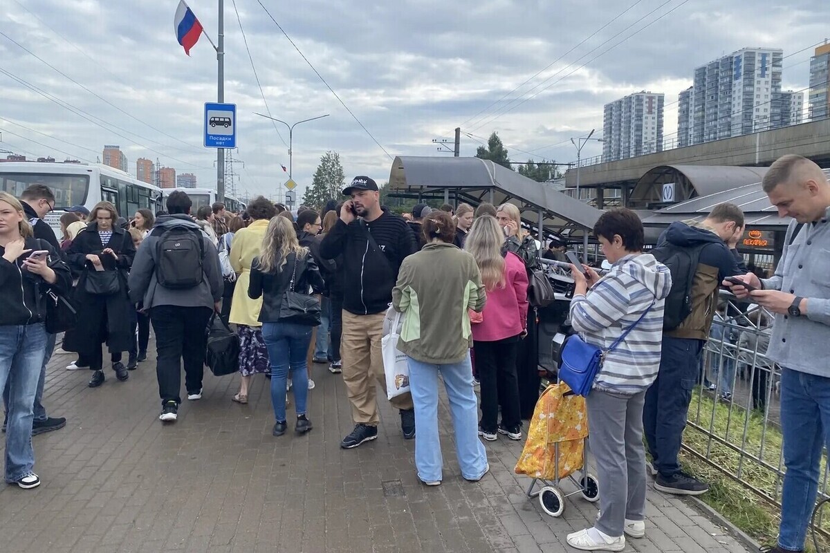В Петербурге уже три станции красной ветки метро закрыли на вход за утро