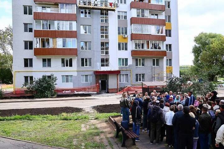 Жители дома в Нижнекамске возвращаются в квартиры, которые пострадали от БПЛА