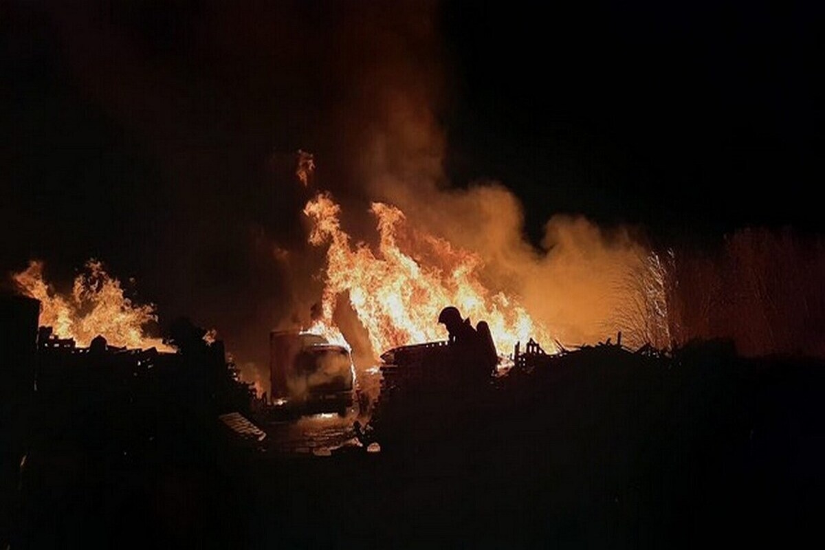 В воронежских Лисках сегодня ночью тушили пожар более трех часов