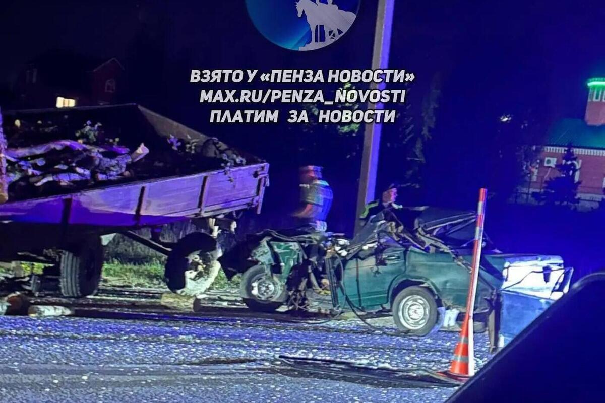 Жуткое ДТП в Городище: ВАЗ-2107 столкнулся с тракторной телегой, машина превратилась в груду металла