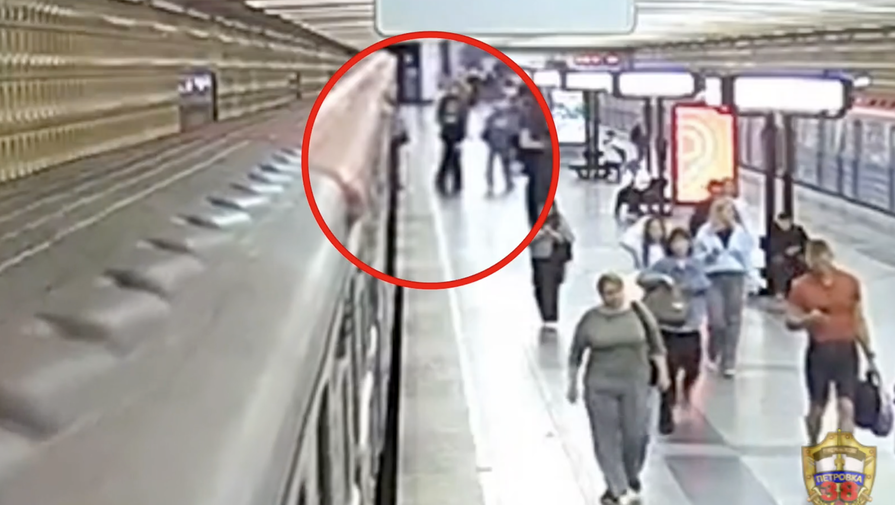 Подростка, пытавшегося прокатиться на подножке вагона, задержали в метро Москвы