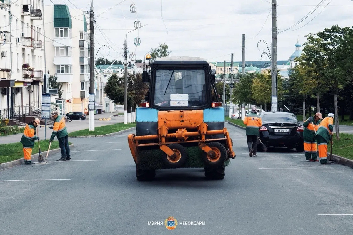 В Чебоксарах коммунальные службы готовят улицы города к осени