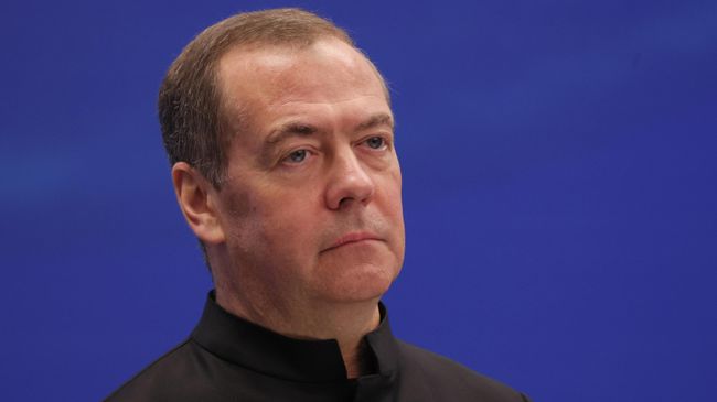 У Европы нет прав задерживать российские торговые суда, заявил Медведев