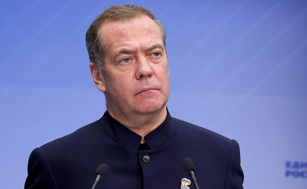 Медведев заявил о праве России атаковать любое судно с грузом противника
