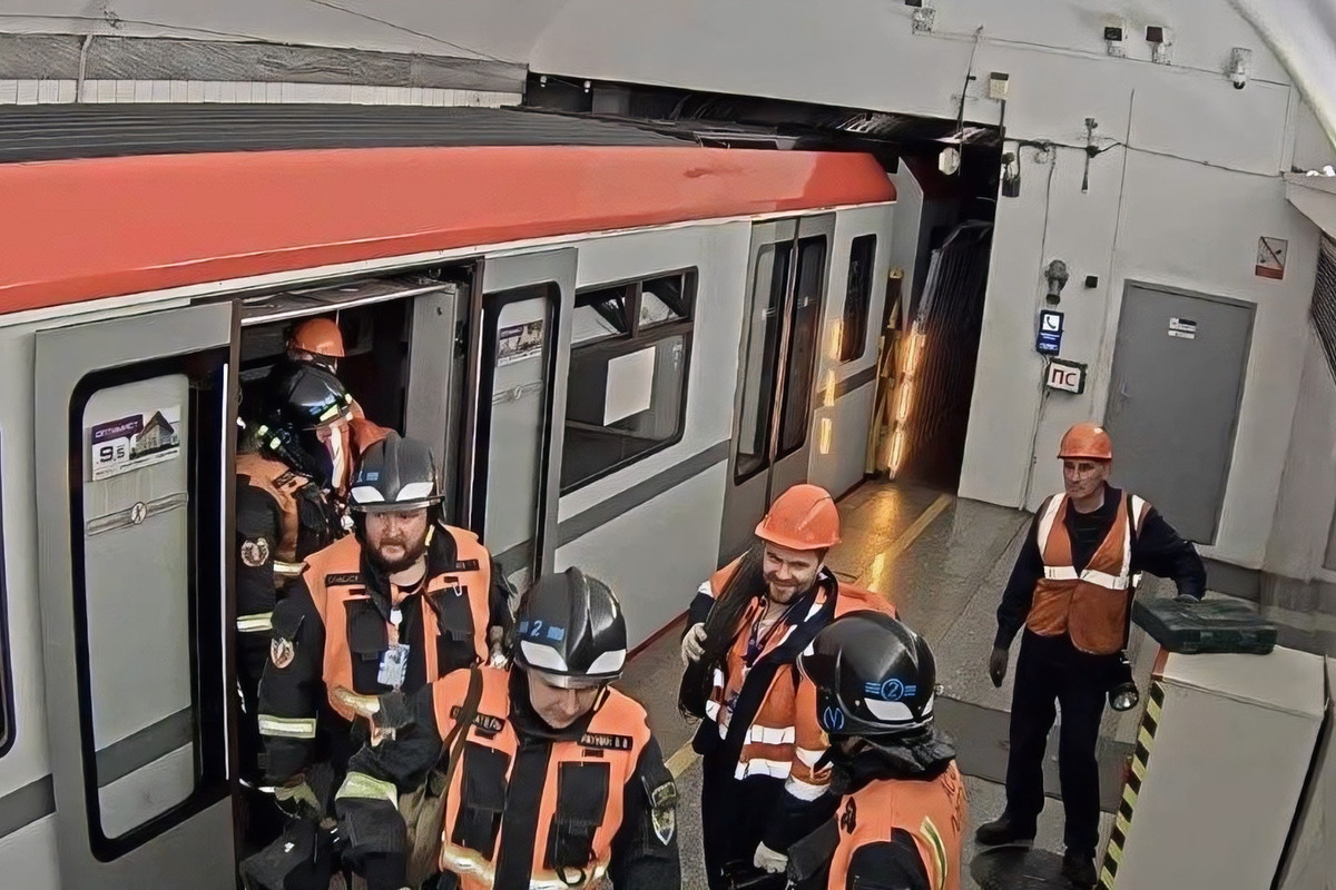 Движение петербургского метро оперативно восстановили после расцепа вагонов