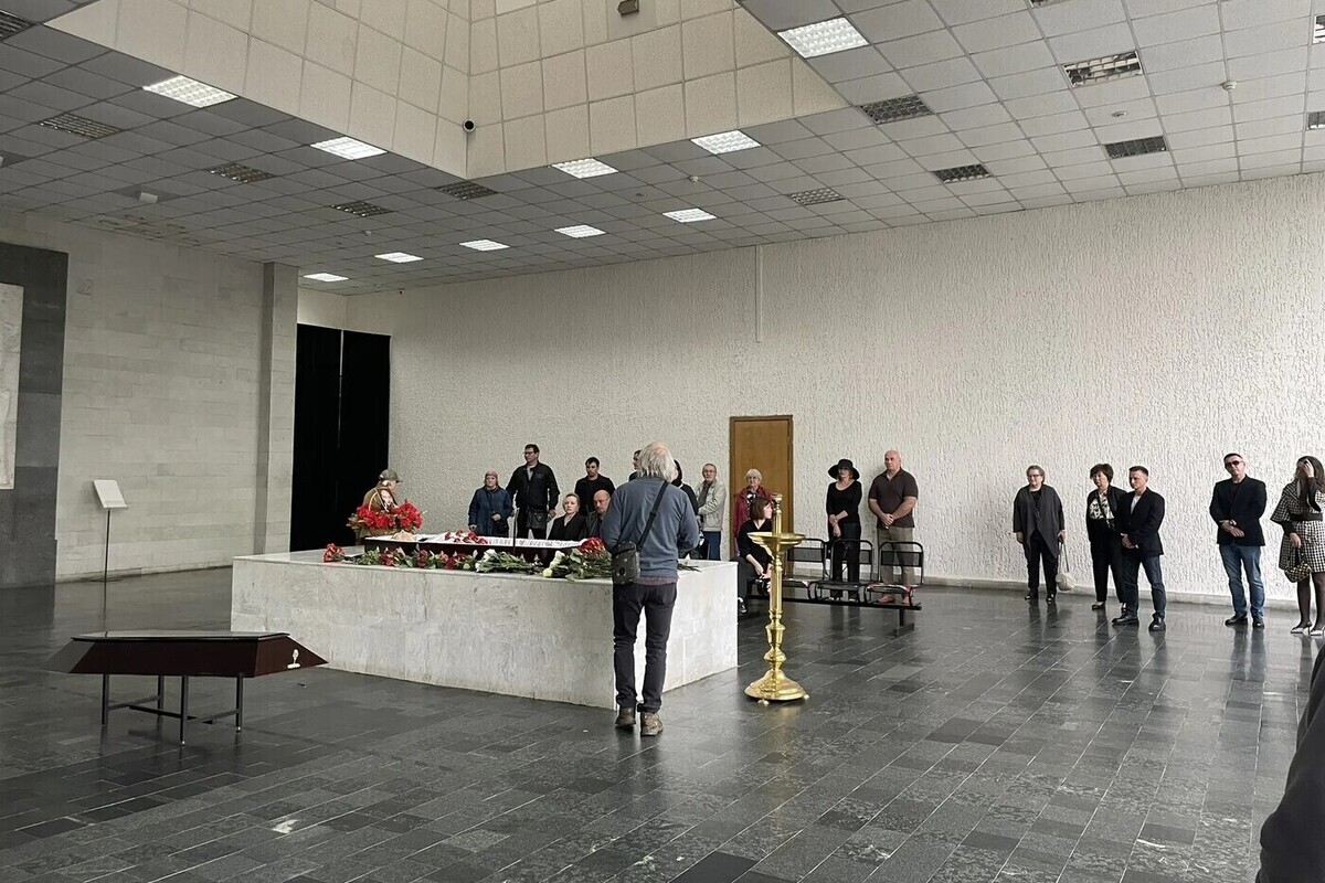 В крематории началась церемония прощания с актером из «Последнего богатыря» Цурило