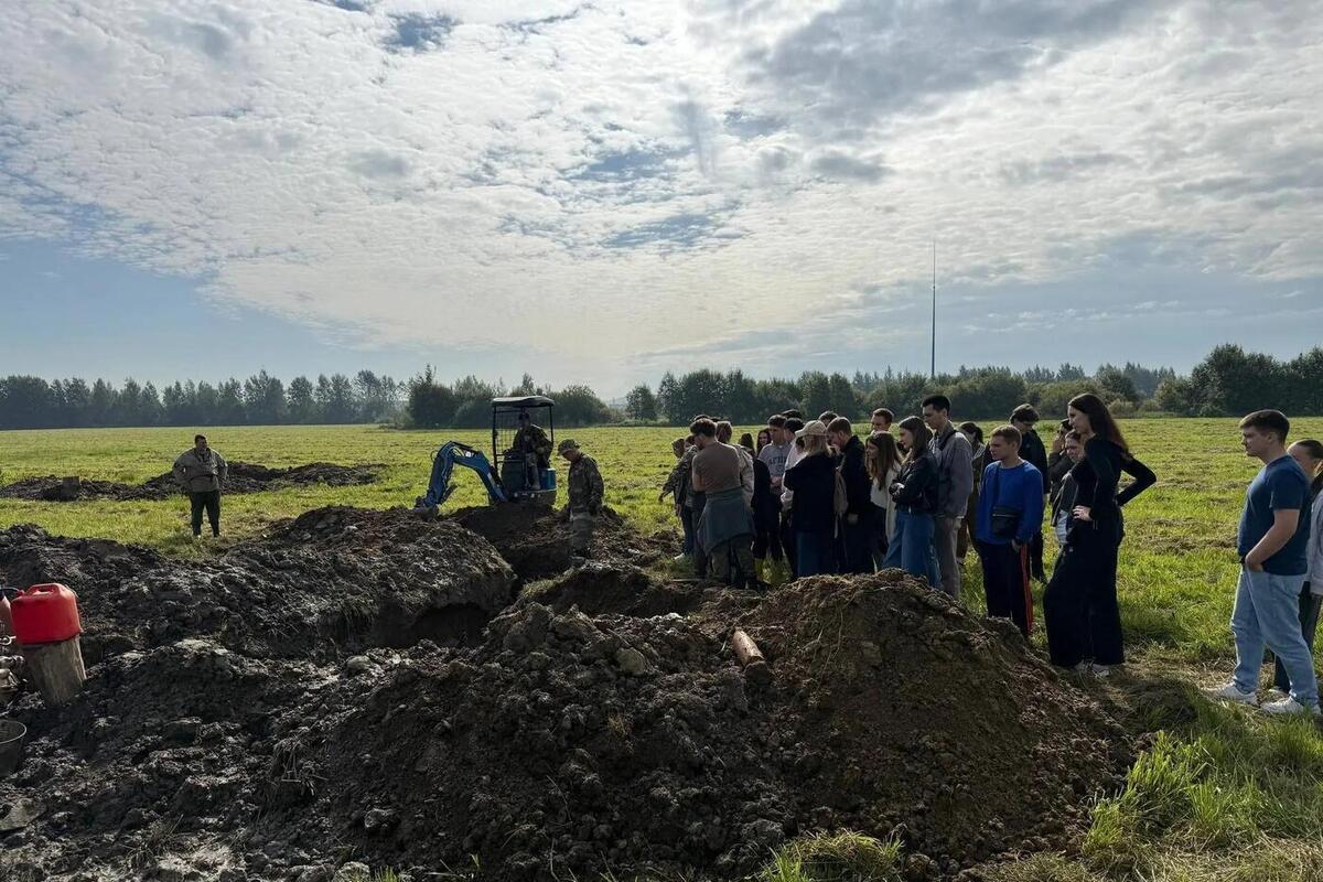 Молодые сотрудники прокуратуры осмотрели находки поисковиков на Ижорском рубеже