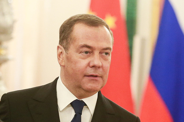 Медведев предложил отвечать Западу за попытки задержания судов РФ