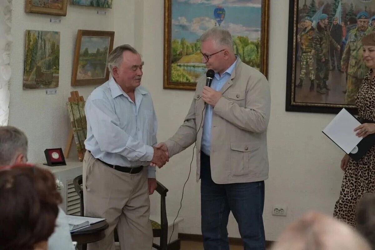 В Великих Луках открылась выставка к юбилею художника Олега Александрова и 860‑летию города