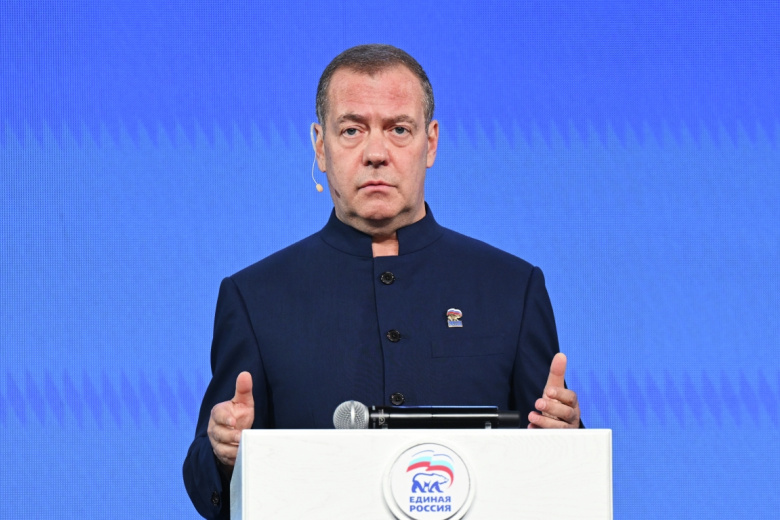 Медведев заявил, что Россия вправе атаковать торговые суда вражеских стран