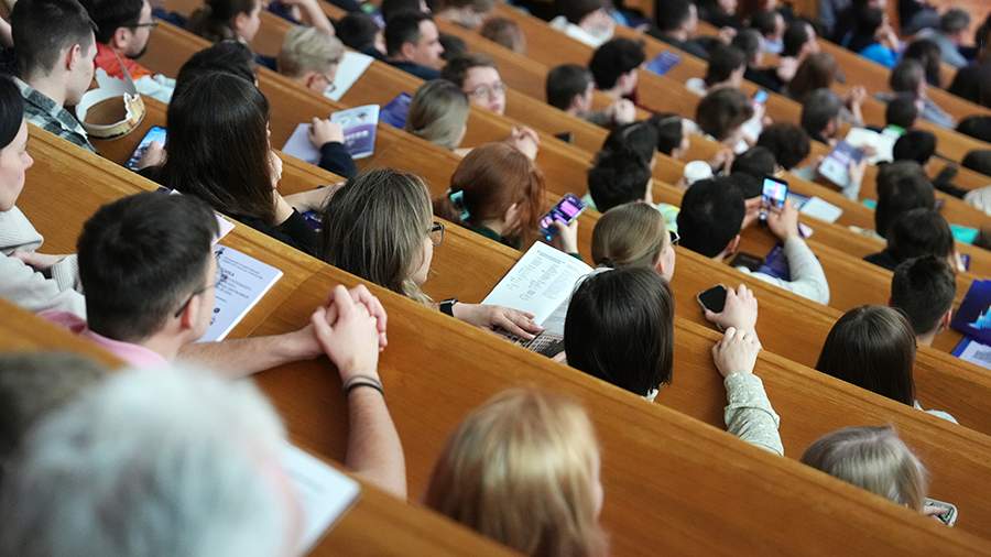 Рособрнадзор объявил предостережения девяти образовательным организациям