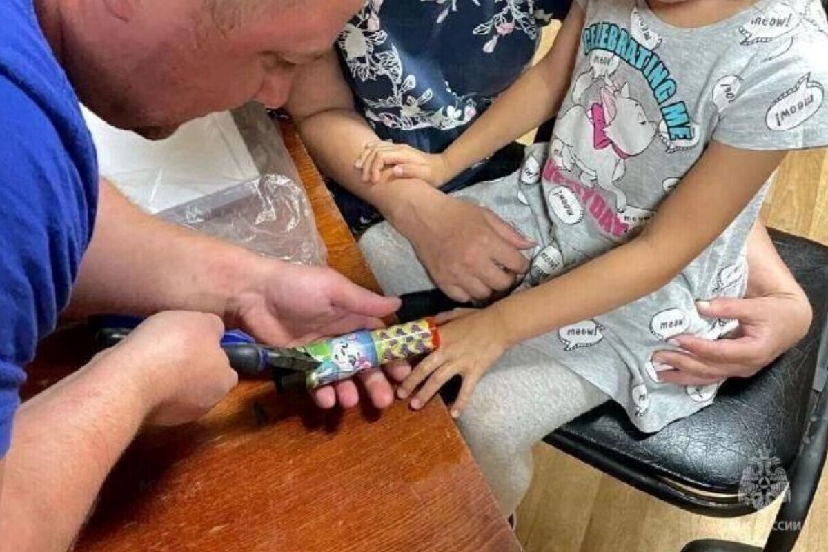В Орловской области спасатели помогли маленькой девочке снять с пальца калейдоскоп