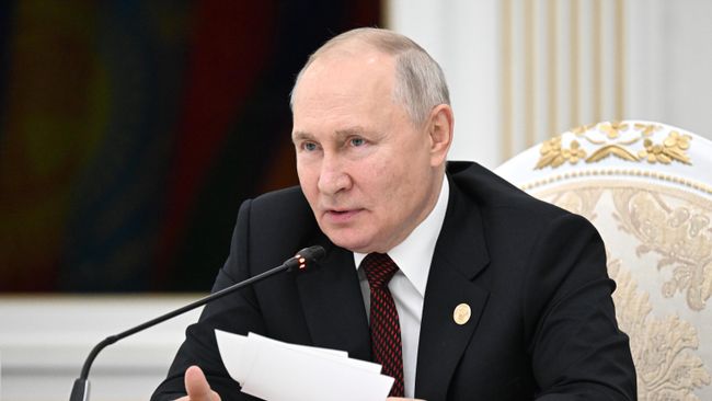 Путина в Бишкеке встретили танцами и почетным караулом