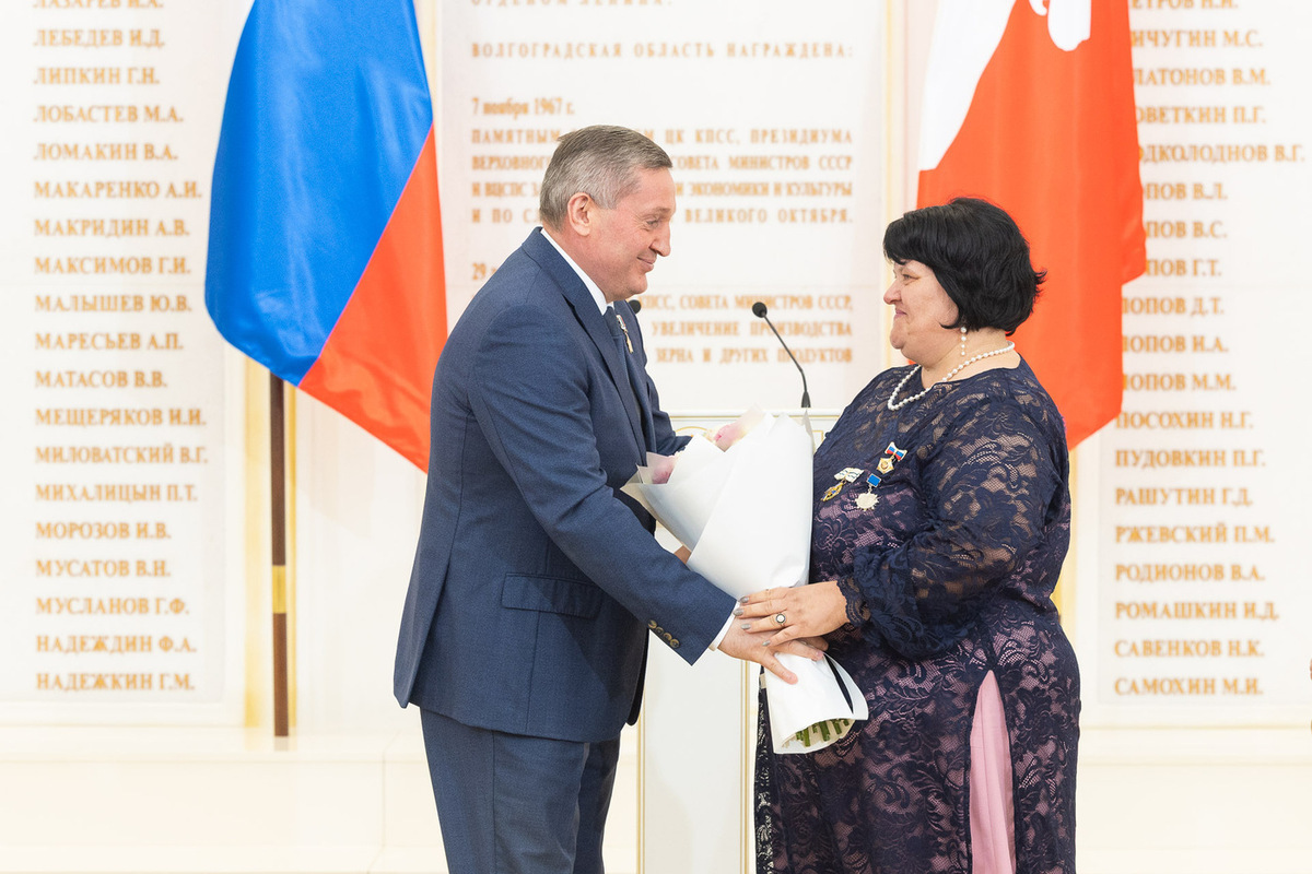 Волгоградский губернатор вручил орден «Мать‐героиня» матери 11 детей