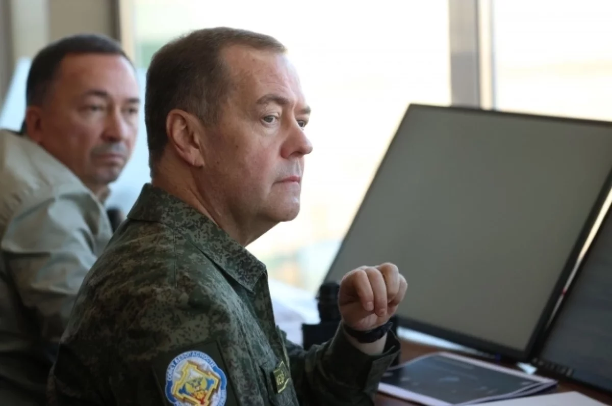 Медведев заявил о праве России атаковать суда с грузами для Киева