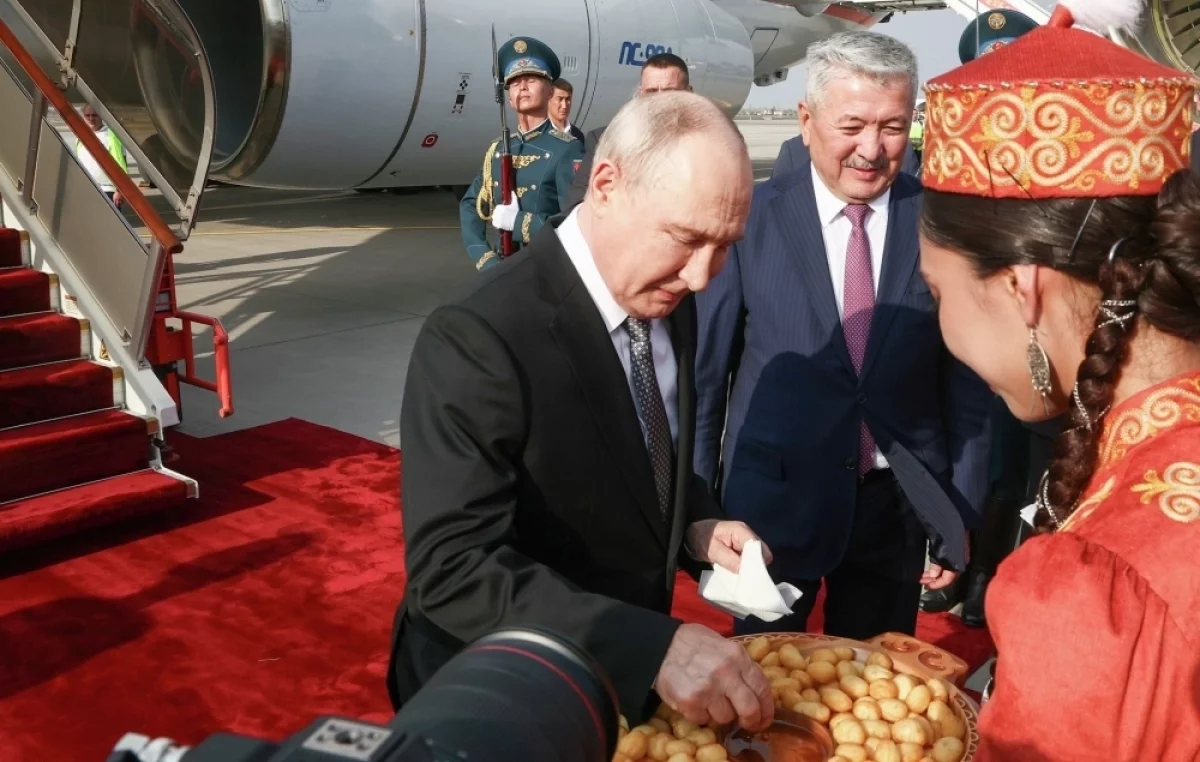 Путина в Бишкеке встретили танцами и почетным караулом