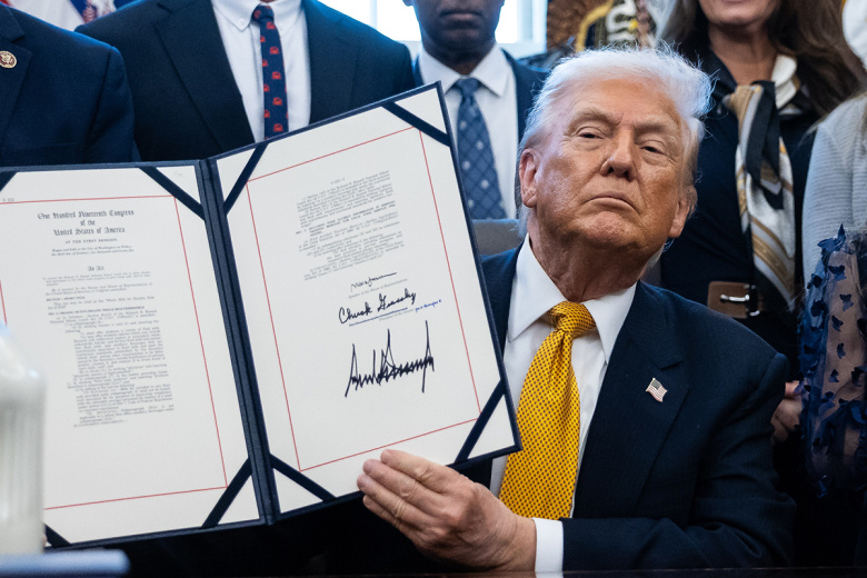 «Нет даже в английском алфавите»: продюсер высмеял подпись Трампа