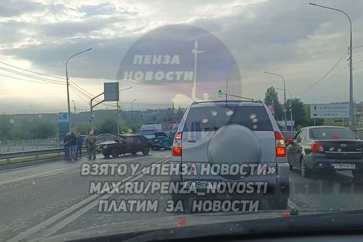 Пенза встала в многокилометровых пробках из-за аварии на мосту в районе л. 40 лет Октября