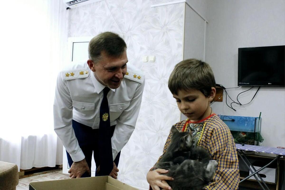 Прокурор Ставропольского края Юрий Немкин навестил воспитанников детского дома в Кисловодске