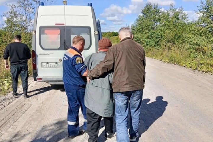 Спасатели Карелии нашли 78-летнюю женщину, которая сутки провела в лесу под Сортавалой