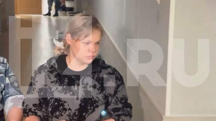 Столкнувшую дочь с балкона россиянку в Подмосковье отправили под арест