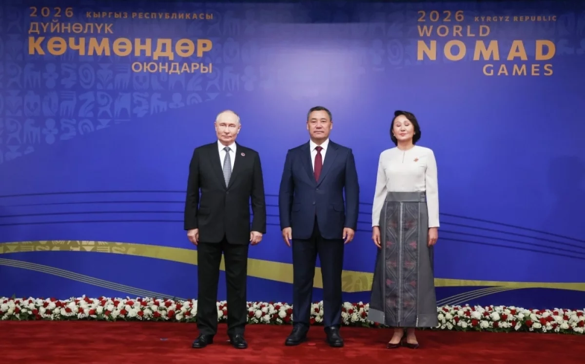 Путин подарил цветы первой леди Киргизии Жапаровой