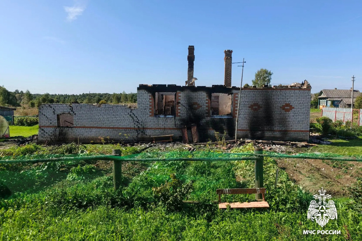 В Ярославской области из-за телефонной зарядки сгорел кирпичный дом