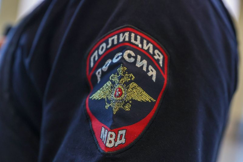 Трое челябинцев с оружием поставили детей на колени