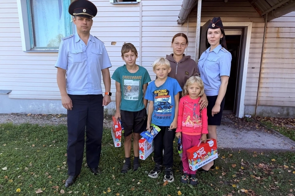Костромские полицейские помогли собрать детей из нуждающихся семей в школу