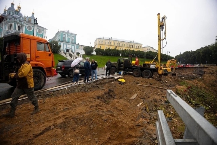 В Смоленске продолжаются круглосуточные работы по укреплению склона на Большой Советской