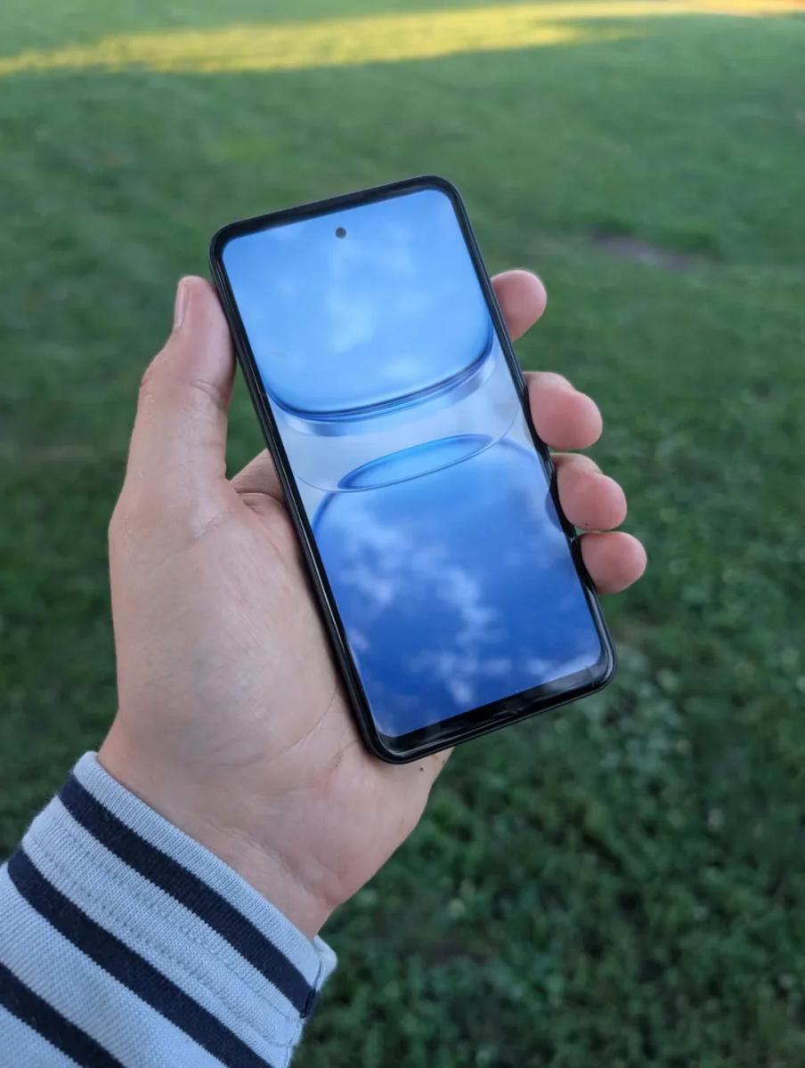 Экран 5,3 дюйма, съемная батарея 3500-4000 мАч, камера Sony и Android 17. Компактный Enough Phone рассекречен