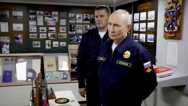 Путин расписался в книге почетных гостей крейсера "Варяг"