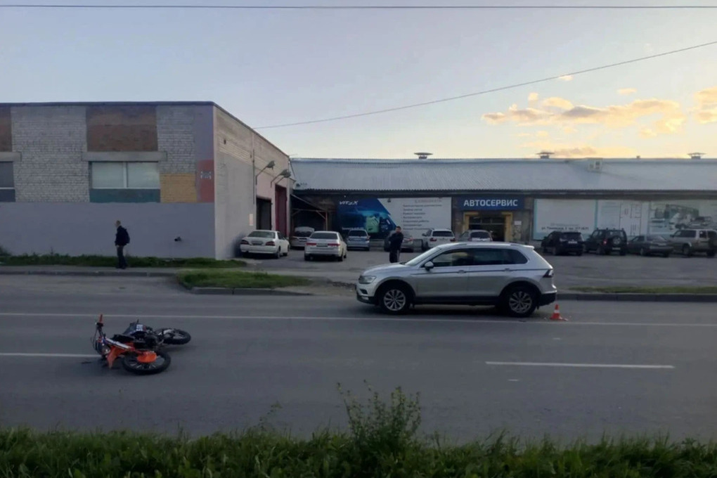 В Новосибирске двое школьников госпитализированы после столкновения питбайка с машиной
