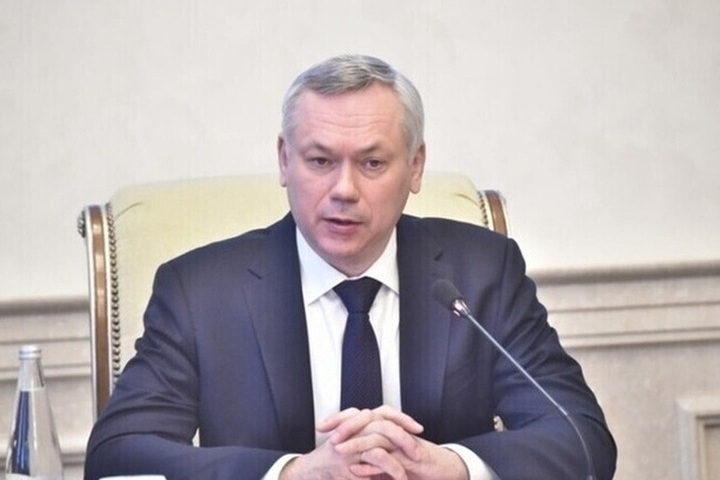 Губернатор Травников поздравил школьников с 1 сентября и пообещал обновлять школы