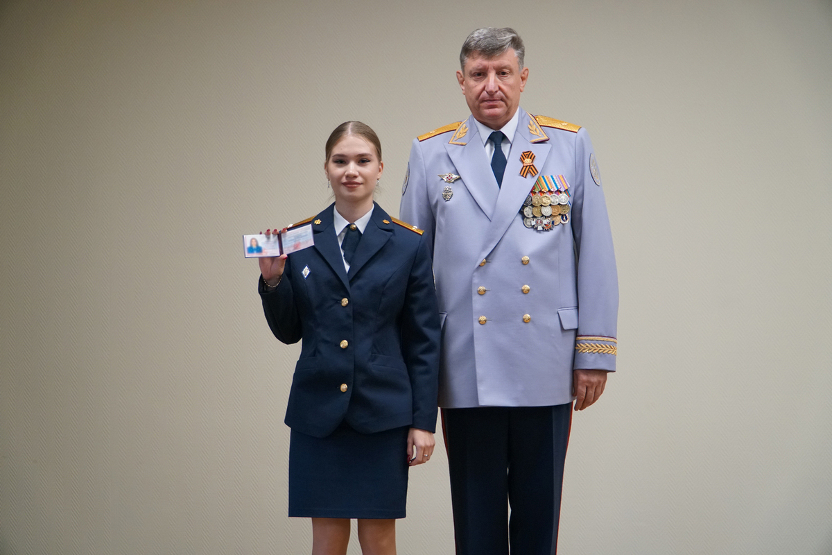 В Алтайском крае выпускникам вузов ФСИН вручили первые служебные удостоверения
