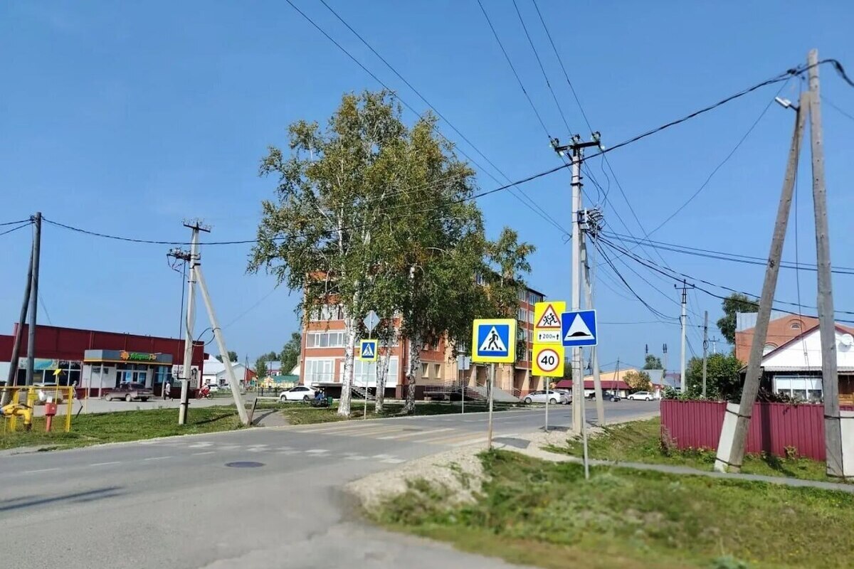 В Каргасокском районе обновили дорожные знаки у школ и детских садов