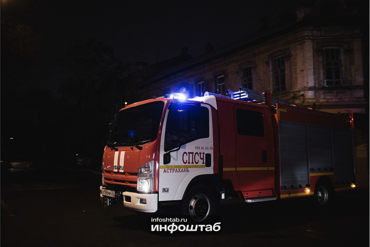 Огонь охватил дом и 200 квадратов территории в Астрахани