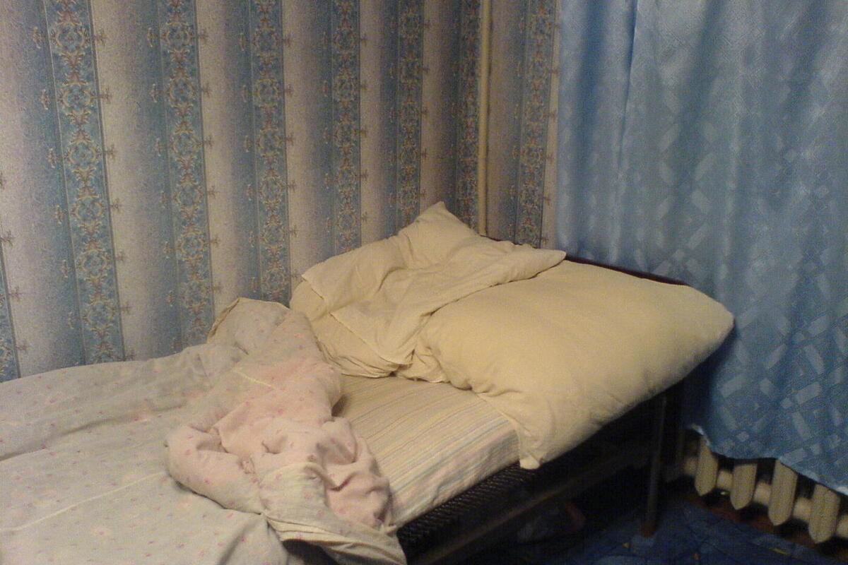 В Саратове мужчина пытался задушить сожительницу подушкой