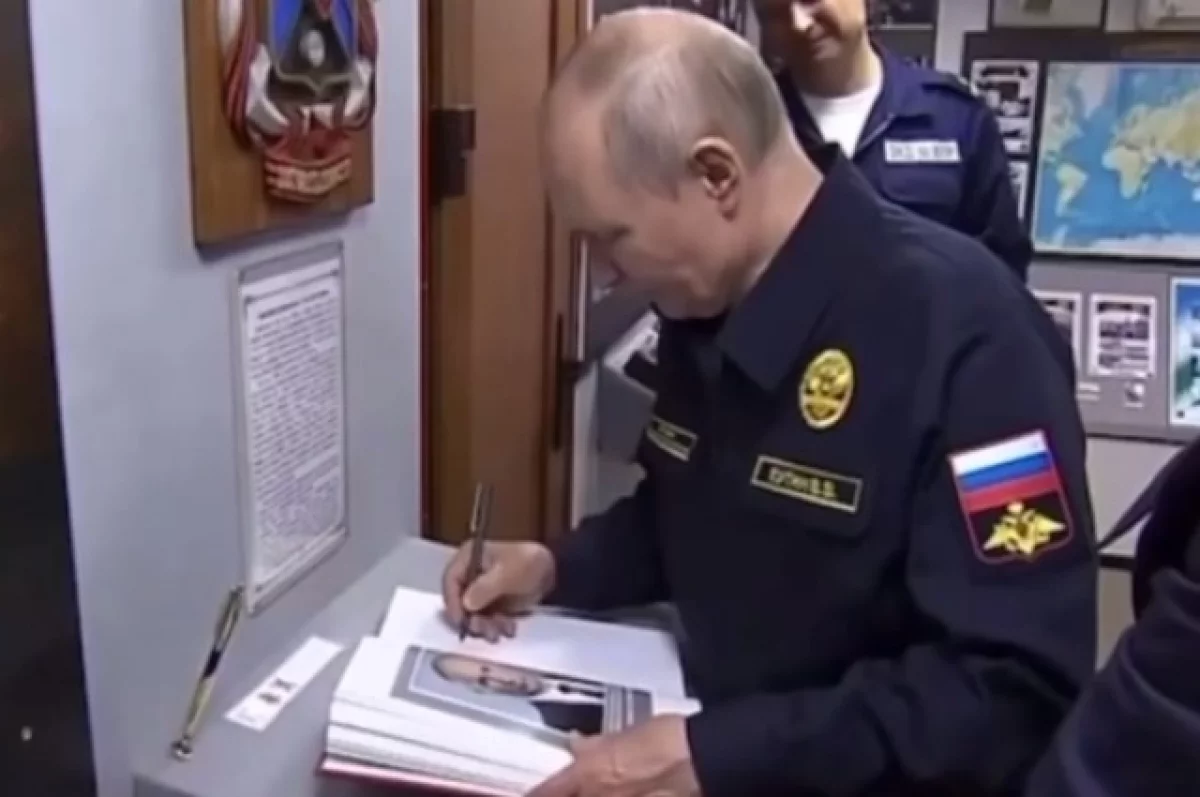 Путин оставил автограф в Книге почетных посетителей крейсера «Варяг»