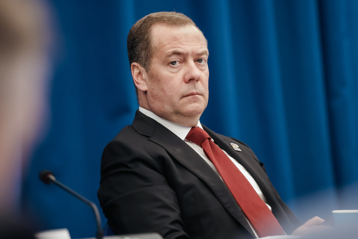 Медведев поздравил школьников и студентов России с Днем знаний