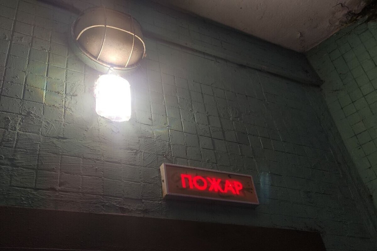 Три пожарных расчета тушили в Мурино загоревшийся в комнате многоэтажки мусор
