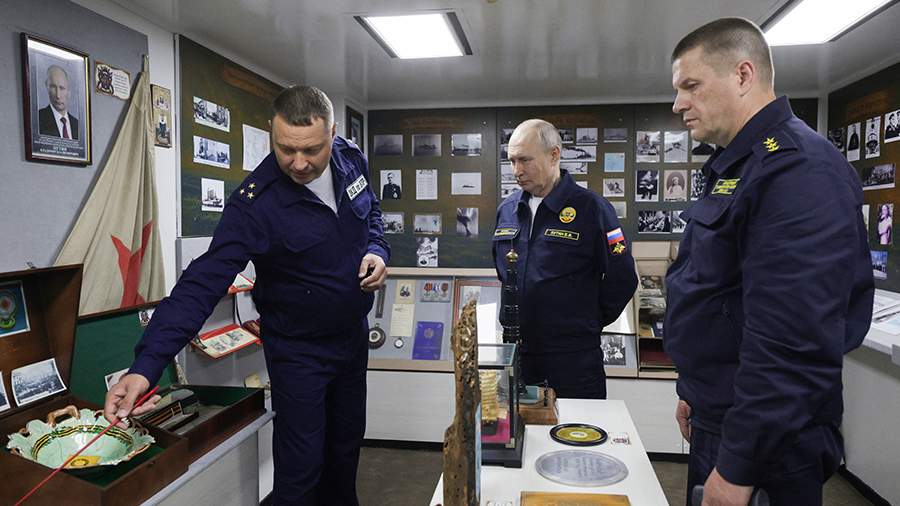 Путин оставил автограф в Книге почетных посетителей ракетного крейсера «Варяг»