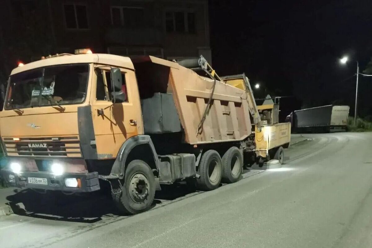 Брянские дорожники работают в круглосуточном режиме