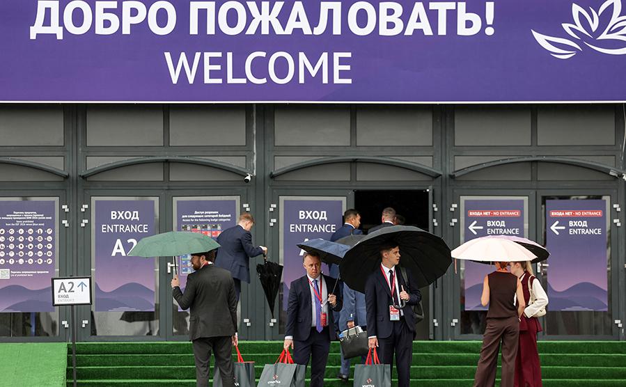Верблюд, медведь и орел: с кем на ВЭФ сравнили экономику России