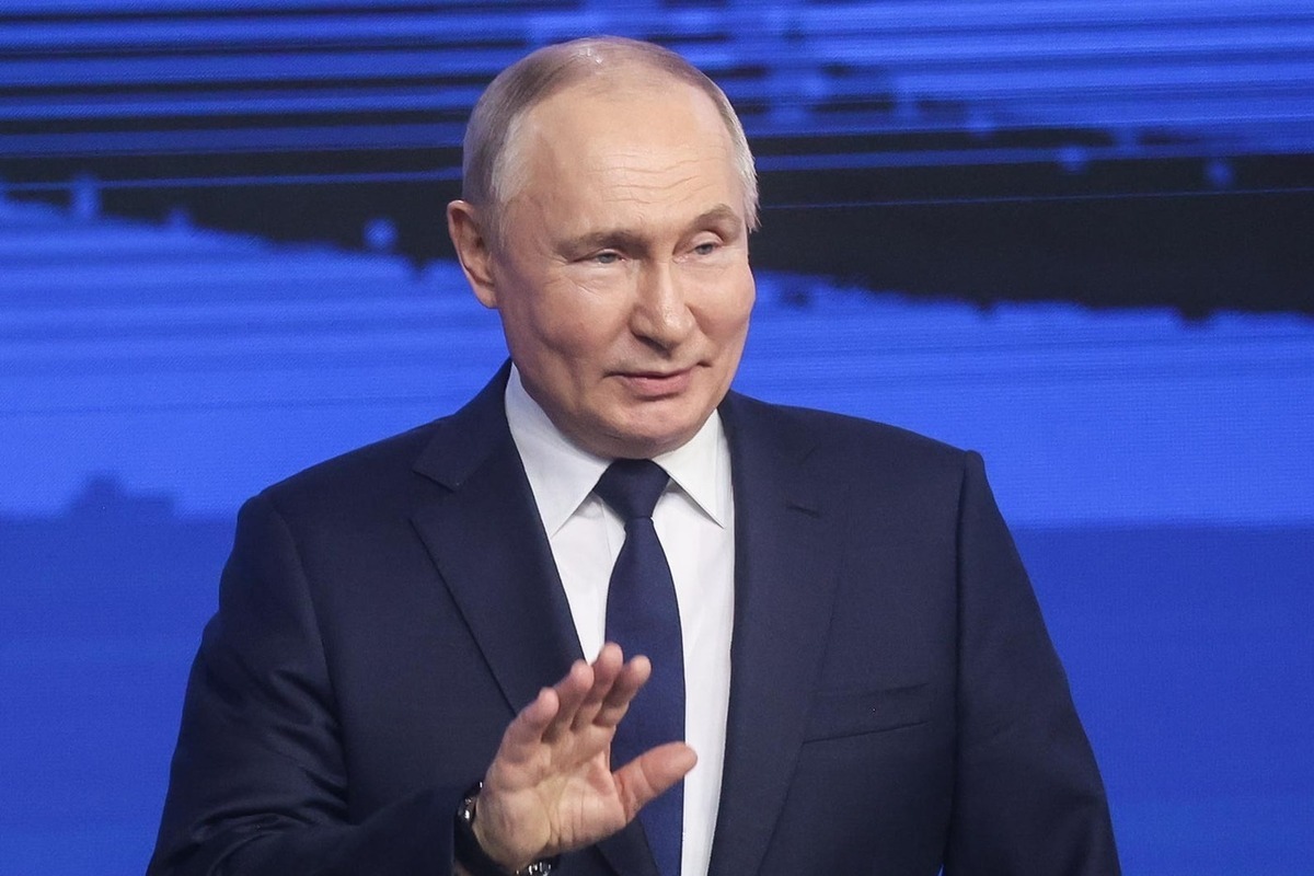 Путин, осмотрев крейсер "Варяг", расписался в книге почетных гостей