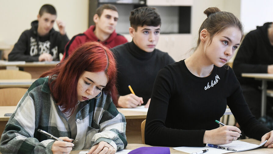 Юрист объяснила, может ли школа отстранить ребенка от занятий из-за прически