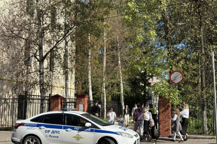 Безопасность на праздничных линейках ко Дню знаний обеспечивают псковские полицейские