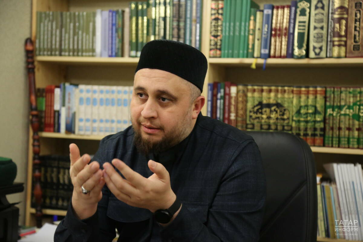 Имам Хайруллин в Казани поделился дуа ко Дню знаний